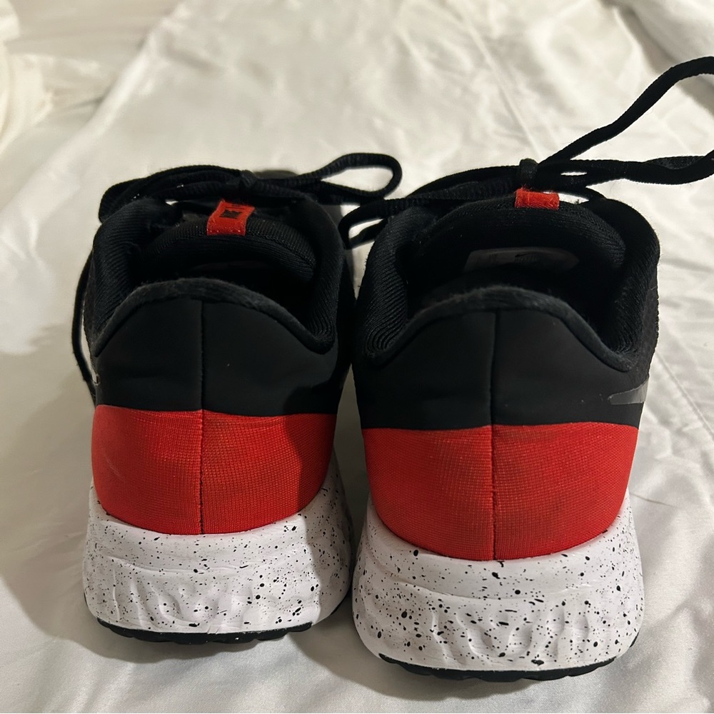Nike women’s size 10 black and red shoes. - Picture 4 of 8